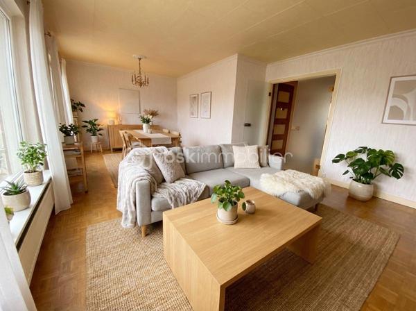 Dans la résidence prisée et verdoyante de la Marbellière, venez découvrir cet appartement d’environ 85 m², idéal pour une famille ou pour des seniors recherchant calme et confort au quotidien.

Il se compose d’une entrée spacieuse, d’une cuisine indépendante meublée, et d’un vaste salon-séjour lumineux donnant accès à un balcon avec une agréable vue, parfait pour profiter de moments de détente.

L’espace nuit comprend deux chambres, dont une avec balcon, une salle d’eau équipée d’une douche à l’italienne alliant confort et accessibilité, ainsi qu’un WC séparé. Un cellier et de nombreux rangements viennent compléter l’ensemble pour un quotidien pratique et organisé.

Annexes :
• Place de parking sécurisée en sous-sol
• Cave spacieuse

Les points forts :
• Résidence calme, arborée et sécurisée
• Beaux volumes et circulation agréable
• Environnement paisible
• Double balcon
• Confort adapté aux seniors
• Espaces parfaitement adaptés à la vie de famille


Un bien offrant confort, tranquillité et qualité de vie, à visiter sans tarder.