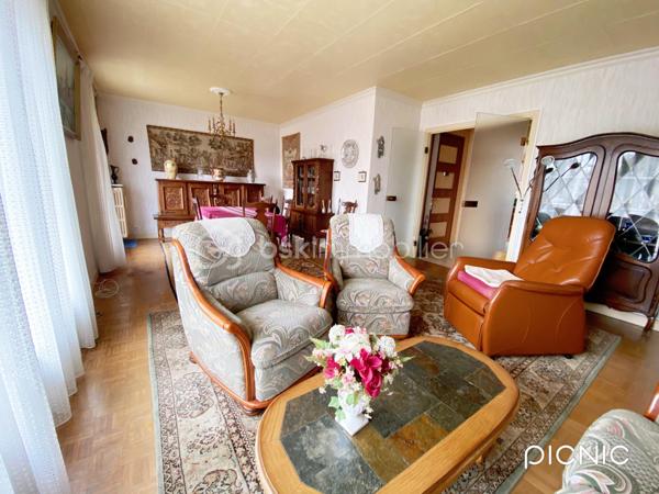 Dans la résidence prisée et verdoyante de la Marbellière, venez découvrir cet appartement d’environ 85 m², idéal pour une famille ou pour des seniors recherchant calme et confort au quotidien.

Il se compose d’une entrée spacieuse, d’une cuisine indépendante meublée, et d’un vaste salon-séjour lumineux donnant accès à un balcon avec une agréable vue, parfait pour profiter de moments de détente.

L’espace nuit comprend deux chambres, dont une avec balcon, une salle d’eau équipée d’une douche à l’italienne alliant confort et accessibilité, ainsi qu’un WC séparé. Un cellier et de nombreux rangements viennent compléter l’ensemble pour un quotidien pratique et organisé.

Annexes :
• Place de parking sécurisée en sous-sol
• Cave spacieuse

Les points forts :
• Résidence calme, arborée et sécurisée
• Beaux volumes et circulation agréable
• Environnement paisible
• Double balcon
• Confort adapté aux seniors
• Espaces parfaitement adaptés à la vie de famille


Un bien offrant confort, tranquillité et qualité de vie, à visiter sans tarder.