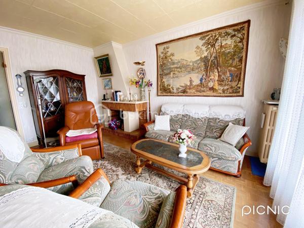 Dans la résidence prisée et verdoyante de la Marbellière, venez découvrir cet appartement d’environ 85 m², idéal pour une famille ou pour des seniors recherchant calme et confort au quotidien.

Il se compose d’une entrée spacieuse, d’une cuisine indépendante meublée, et d’un vaste salon-séjour lumineux donnant accès à un balcon avec une agréable vue, parfait pour profiter de moments de détente.

L’espace nuit comprend deux chambres, dont une avec balcon, une salle d’eau équipée d’une douche à l’italienne alliant confort et accessibilité, ainsi qu’un WC séparé. Un cellier et de nombreux rangements viennent compléter l’ensemble pour un quotidien pratique et organisé.

Annexes :
• Place de parking sécurisée en sous-sol
• Cave spacieuse

Les points forts :
• Résidence calme, arborée et sécurisée
• Beaux volumes et circulation agréable
• Environnement paisible
• Double balcon
• Confort adapté aux seniors
• Espaces parfaitement adaptés à la vie de famille


Un bien offrant confort, tranquillité et qualité de vie, à visiter sans tarder.