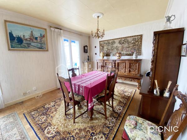 Dans la résidence prisée et verdoyante de la Marbellière, venez découvrir cet appartement d’environ 85 m², idéal pour une famille ou pour des seniors recherchant calme et confort au quotidien.

Il se compose d’une entrée spacieuse, d’une cuisine indépendante meublée, et d’un vaste salon-séjour lumineux donnant accès à un balcon avec une agréable vue, parfait pour profiter de moments de détente.

L’espace nuit comprend deux chambres, dont une avec balcon, une salle d’eau équipée d’une douche à l’italienne alliant confort et accessibilité, ainsi qu’un WC séparé. Un cellier et de nombreux rangements viennent compléter l’ensemble pour un quotidien pratique et organisé.

Annexes :
• Place de parking sécurisée en sous-sol
• Cave spacieuse

Les points forts :
• Résidence calme, arborée et sécurisée
• Beaux volumes et circulation agréable
• Environnement paisible
• Double balcon
• Confort adapté aux seniors
• Espaces parfaitement adaptés à la vie de famille


Un bien offrant confort, tranquillité et qualité de vie, à visiter sans tarder.