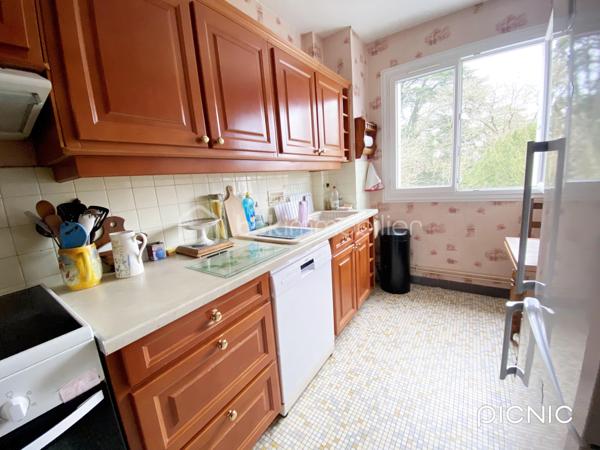 Dans la résidence prisée et verdoyante de la Marbellière, venez découvrir cet appartement d’environ 85 m², idéal pour une famille ou pour des seniors recherchant calme et confort au quotidien.

Il se compose d’une entrée spacieuse, d’une cuisine indépendante meublée, et d’un vaste salon-séjour lumineux donnant accès à un balcon avec une agréable vue, parfait pour profiter de moments de détente.

L’espace nuit comprend deux chambres, dont une avec balcon, une salle d’eau équipée d’une douche à l’italienne alliant confort et accessibilité, ainsi qu’un WC séparé. Un cellier et de nombreux rangements viennent compléter l’ensemble pour un quotidien pratique et organisé.

Annexes :
• Place de parking sécurisée en sous-sol
• Cave spacieuse

Les points forts :
• Résidence calme, arborée et sécurisée
• Beaux volumes et circulation agréable
• Environnement paisible
• Double balcon
• Confort adapté aux seniors
• Espaces parfaitement adaptés à la vie de famille


Un bien offrant confort, tranquillité et qualité de vie, à visiter sans tarder.
