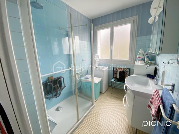 Dans la résidence prisée et verdoyante de la Marbellière, venez découvrir cet appartement d’environ 85 m², idéal pour une famille ou pour des seniors recherchant calme et confort au quotidien.

Il se compose d’une entrée spacieuse, d’une cuisine indépendante meublée, et d’un vaste salon-séjour lumineux donnant accès à un balcon avec une agréable vue, parfait pour profiter de moments de détente.

L’espace nuit comprend deux chambres, dont une avec balcon, une salle d’eau équipée d’une douche à l’italienne alliant confort et accessibilité, ainsi qu’un WC séparé. Un cellier et de nombreux rangements viennent compléter l’ensemble pour un quotidien pratique et organisé.

Annexes :
• Place de parking sécurisée en sous-sol
• Cave spacieuse

Les points forts :
• Résidence calme, arborée et sécurisée
• Beaux volumes et circulation agréable
• Environnement paisible
• Double balcon
• Confort adapté aux seniors
• Espaces parfaitement adaptés à la vie de famille


Un bien offrant confort, tranquillité et qualité de vie, à visiter sans tarder.
