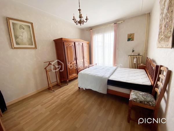 Dans la résidence prisée et verdoyante de la Marbellière, venez découvrir cet appartement d’environ 85 m², idéal pour une famille ou pour des seniors recherchant calme et confort au quotidien.

Il se compose d’une entrée spacieuse, d’une cuisine indépendante meublée, et d’un vaste salon-séjour lumineux donnant accès à un balcon avec une agréable vue, parfait pour profiter de moments de détente.

L’espace nuit comprend deux chambres, dont une avec balcon, une salle d’eau équipée d’une douche à l’italienne alliant confort et accessibilité, ainsi qu’un WC séparé. Un cellier et de nombreux rangements viennent compléter l’ensemble pour un quotidien pratique et organisé.

Annexes :
• Place de parking sécurisée en sous-sol
• Cave spacieuse

Les points forts :
• Résidence calme, arborée et sécurisée
• Beaux volumes et circulation agréable
• Environnement paisible
• Double balcon
• Confort adapté aux seniors
• Espaces parfaitement adaptés à la vie de famille


Un bien offrant confort, tranquillité et qualité de vie, à visiter sans tarder.