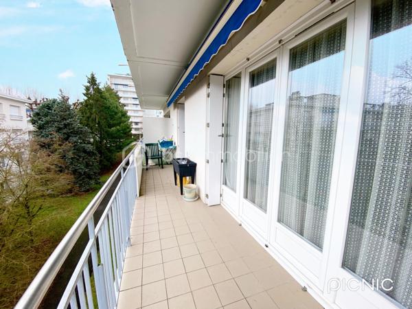 Dans la résidence prisée et verdoyante de la Marbellière, venez découvrir cet appartement d’environ 85 m², idéal pour une famille ou pour des seniors recherchant calme et confort au quotidien.

Il se compose d’une entrée spacieuse, d’une cuisine indépendante meublée, et d’un vaste salon-séjour lumineux donnant accès à un balcon avec une agréable vue, parfait pour profiter de moments de détente.

L’espace nuit comprend deux chambres, dont une avec balcon, une salle d’eau équipée d’une douche à l’italienne alliant confort et accessibilité, ainsi qu’un WC séparé. Un cellier et de nombreux rangements viennent compléter l’ensemble pour un quotidien pratique et organisé.

Annexes :
• Place de parking sécurisée en sous-sol
• Cave spacieuse

Les points forts :
• Résidence calme, arborée et sécurisée
• Beaux volumes et circulation agréable
• Environnement paisible
• Double balcon
• Confort adapté aux seniors
• Espaces parfaitement adaptés à la vie de famille


Un bien offrant confort, tranquillité et qualité de vie, à visiter sans tarder.