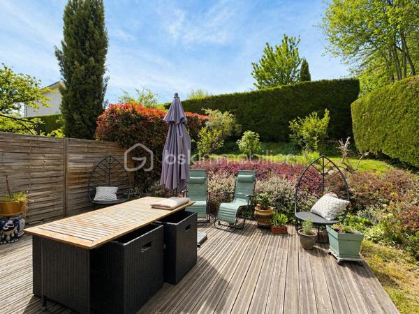 Charmante maison mitoyenne d’environ 75 m² située à Entrelacs (Albens), au bout d’une impasse, dans un environnement très calme et sans aucun vis-à-vis.

Au rez-de-chaussée, vous trouverez une belle entrée, deux chambres ainsi qu’une salle d'eau offrant un espace nuit bien séparé.

À l’étage, la maison propose une belle pièce de vie lumineuse avec cuisine ouverte et un espace bureau, idéal pour le télétravail ou un coin lecture. Le séjour donne directement accès au jardin, ce qui apporte beaucoup de lumière et une vraie sensation d’espace.

À l’extérieur, vous profitez d’un jardin agréable sans vis-à-vis, d’une terrasse pour les beaux jours. En annexe, un abri de jardin pour le rangement.

Maison fonctionnelle et agréable à vivre, parfaite pour un premier achat, un couple ou une petite famille.

Proche des commodités et des axes principaux.