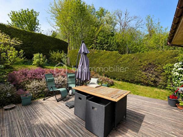 Charmante maison mitoyenne d’environ 75 m² située à Entrelacs (Albens), au bout d’une impasse, dans un environnement très calme et sans aucun vis-à-vis.

Au rez-de-chaussée, vous trouverez une belle entrée, deux chambres ainsi qu’une salle d'eau offrant un espace nuit bien séparé.

À l’étage, la maison propose une belle pièce de vie lumineuse avec cuisine ouverte et un espace bureau, idéal pour le télétravail ou un coin lecture. Le séjour donne directement accès au jardin, ce qui apporte beaucoup de lumière et une vraie sensation d’espace.

À l’extérieur, vous profitez d’un jardin agréable sans vis-à-vis, d’une terrasse pour les beaux jours. En annexe, un abri de jardin pour le rangement.

Maison fonctionnelle et agréable à vivre, parfaite pour un premier achat, un couple ou une petite famille.

Proche des commodités et des axes principaux.