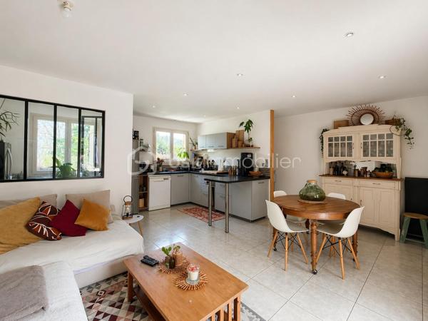 Charmante maison mitoyenne d’environ 75 m² située à Entrelacs (Albens), au bout d’une impasse, dans un environnement très calme et sans aucun vis-à-vis.

Au rez-de-chaussée, vous trouverez une belle entrée, deux chambres ainsi qu’une salle d'eau offrant un espace nuit bien séparé.

À l’étage, la maison propose une belle pièce de vie lumineuse avec cuisine ouverte et un espace bureau, idéal pour le télétravail ou un coin lecture. Le séjour donne directement accès au jardin, ce qui apporte beaucoup de lumière et une vraie sensation d’espace.

À l’extérieur, vous profitez d’un jardin agréable sans vis-à-vis, d’une terrasse pour les beaux jours. En annexe, un abri de jardin pour le rangement.

Maison fonctionnelle et agréable à vivre, parfaite pour un premier achat, un couple ou une petite famille.

Proche des commodités et des axes principaux.
