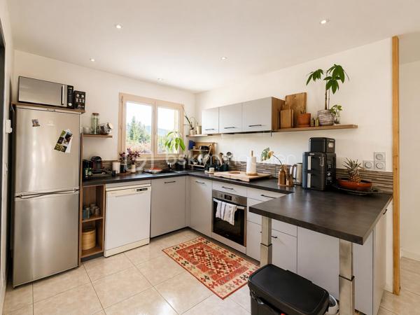 Charmante maison mitoyenne d’environ 75 m² située à Entrelacs (Albens), au bout d’une impasse, dans un environnement très calme et sans aucun vis-à-vis.

Au rez-de-chaussée, vous trouverez une belle entrée, deux chambres ainsi qu’une salle d'eau offrant un espace nuit bien séparé.

À l’étage, la maison propose une belle pièce de vie lumineuse avec cuisine ouverte et un espace bureau, idéal pour le télétravail ou un coin lecture. Le séjour donne directement accès au jardin, ce qui apporte beaucoup de lumière et une vraie sensation d’espace.

À l’extérieur, vous profitez d’un jardin agréable sans vis-à-vis, d’une terrasse pour les beaux jours. En annexe, un abri de jardin pour le rangement.

Maison fonctionnelle et agréable à vivre, parfaite pour un premier achat, un couple ou une petite famille.

Proche des commodités et des axes principaux.