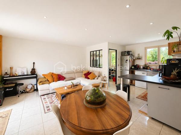 Charmante maison mitoyenne d’environ 75 m² située à Entrelacs (Albens), au bout d’une impasse, dans un environnement très calme et sans aucun vis-à-vis.

Au rez-de-chaussée, vous trouverez une belle entrée, deux chambres ainsi qu’une salle d'eau offrant un espace nuit bien séparé.

À l’étage, la maison propose une belle pièce de vie lumineuse avec cuisine ouverte et un espace bureau, idéal pour le télétravail ou un coin lecture. Le séjour donne directement accès au jardin, ce qui apporte beaucoup de lumière et une vraie sensation d’espace.

À l’extérieur, vous profitez d’un jardin agréable sans vis-à-vis, d’une terrasse pour les beaux jours. En annexe, un abri de jardin pour le rangement.

Maison fonctionnelle et agréable à vivre, parfaite pour un premier achat, un couple ou une petite famille.

Proche des commodités et des axes principaux.