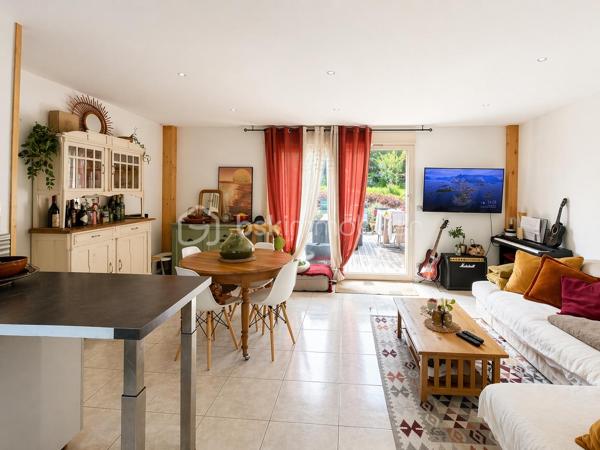 Charmante maison mitoyenne d’environ 75 m² située à Entrelacs (Albens), au bout d’une impasse, dans un environnement très calme et sans aucun vis-à-vis.

Au rez-de-chaussée, vous trouverez une belle entrée, deux chambres ainsi qu’une salle d'eau offrant un espace nuit bien séparé.

À l’étage, la maison propose une belle pièce de vie lumineuse avec cuisine ouverte et un espace bureau, idéal pour le télétravail ou un coin lecture. Le séjour donne directement accès au jardin, ce qui apporte beaucoup de lumière et une vraie sensation d’espace.

À l’extérieur, vous profitez d’un jardin agréable sans vis-à-vis, d’une terrasse pour les beaux jours. En annexe, un abri de jardin pour le rangement.

Maison fonctionnelle et agréable à vivre, parfaite pour un premier achat, un couple ou une petite famille.

Proche des commodités et des axes principaux.