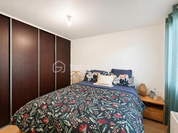 Charmante maison mitoyenne d’environ 75 m² située à Entrelacs (Albens), au bout d’une impasse, dans un environnement très calme et sans aucun vis-à-vis.

Au rez-de-chaussée, vous trouverez une belle entrée, deux chambres ainsi qu’une salle d'eau offrant un espace nuit bien séparé.

À l’étage, la maison propose une belle pièce de vie lumineuse avec cuisine ouverte et un espace bureau, idéal pour le télétravail ou un coin lecture. Le séjour donne directement accès au jardin, ce qui apporte beaucoup de lumière et une vraie sensation d’espace.

À l’extérieur, vous profitez d’un jardin agréable sans vis-à-vis, d’une terrasse pour les beaux jours. En annexe, un abri de jardin pour le rangement.

Maison fonctionnelle et agréable à vivre, parfaite pour un premier achat, un couple ou une petite famille.

Proche des commodités et des axes principaux.