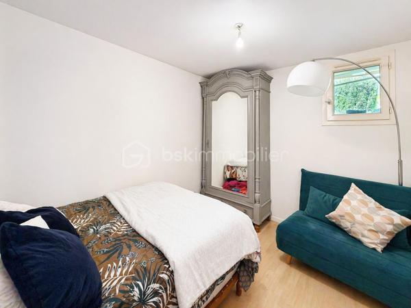 Charmante maison mitoyenne d’environ 75 m² située à Entrelacs (Albens), au bout d’une impasse, dans un environnement très calme et sans aucun vis-à-vis.

Au rez-de-chaussée, vous trouverez une belle entrée, deux chambres ainsi qu’une salle d'eau offrant un espace nuit bien séparé.

À l’étage, la maison propose une belle pièce de vie lumineuse avec cuisine ouverte et un espace bureau, idéal pour le télétravail ou un coin lecture. Le séjour donne directement accès au jardin, ce qui apporte beaucoup de lumière et une vraie sensation d’espace.

À l’extérieur, vous profitez d’un jardin agréable sans vis-à-vis, d’une terrasse pour les beaux jours. En annexe, un abri de jardin pour le rangement.

Maison fonctionnelle et agréable à vivre, parfaite pour un premier achat, un couple ou une petite famille.

Proche des commodités et des axes principaux.