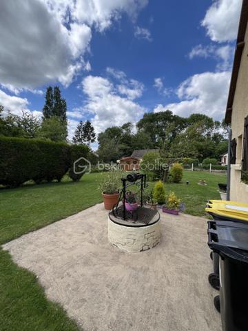 Cette maison mitoyenne d'un côté, située aux Andelys offre un cadre de vie paisible tout en restant proche des commodités du quotidien. L'emplacement permet de profiter du calme résidentiel sans s'éloigner des commerces et services.

Rez-de-chaussée

L'entrée dessert une cuisine équipée lumineuse, fonctionnelle et agréable pour préparer vos repas. Le grand salon-séjour constitue l'espace de vie principal de la maison et donne directement sur le terrain, créant une continuité intérieure-extérieure appréciable. Une salle d'eau récente avec douche à l'italienne complète ce niveau, offrant confort et modernité. La maison dispose également d'une VMC pour assurer une ventilation optimale de l'ensemble des pièces.

Étage

Un palier dessert deux chambres spacieuses, dont une particulièrement grande pouvant accueillir différents aménagements selon vos besoins. Le palier lui-même offre une surface suffisante pour être transformé en coin bureau, bibliothèque ou espace détente, selon vos envies et votre organisation familiale.

Extérieur

Le terrain de 1 023 m² constitue un véritable atout pour cette propriété. Il permet d'envisager de nombreux projets : potager, aire de jeux, espaces détente ou simplement profiter d'un grand jardin arboré. Une grande dépendance située sur le terrain offre des possibilités de rangement, d'atelier ou de projet d'aménagement complémentaire. Un chalet vient compléter les espaces extérieurs, pouvant servir d'abri de jardin, ou d'espace de loisirs.

Environnement

Les Andelys offrent un cadre de vie agréable avec toutes les commodités nécessaires à proximité. La situation au calme de cette maison permet de profiter d'un environnement résidentiel tout en bénéficiant des commerces, écoles et services accessibles rapidement.

Cette maison s'adresse aux acquéreurs recherchant un bien avec du potentiel extérieur, des espaces généreux et une localisation équilibrée entre tranquillité et praticité. Le terrain spacieux et les dépendances constituent des arguments concrets pour envisager différents modes de vie.

Une maison familiale au calme avec grand terrain et dépendances aux Andelys.

A visiter au plus vite !
