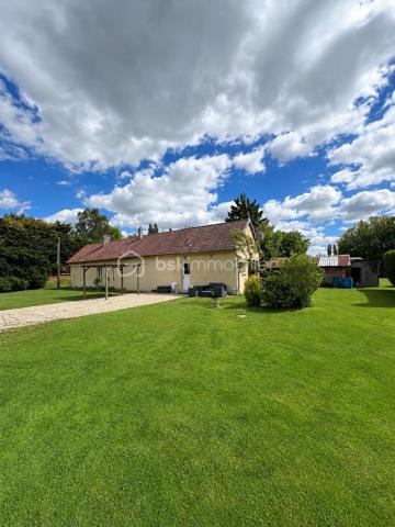 Cette maison mitoyenne d'un côté, située aux Andelys offre un cadre de vie paisible tout en restant proche des commodités du quotidien. L'emplacement permet de profiter du calme résidentiel sans s'éloigner des commerces et services.

Rez-de-chaussée

L'entrée dessert une cuisine équipée lumineuse, fonctionnelle et agréable pour préparer vos repas. Le grand salon-séjour constitue l'espace de vie principal de la maison et donne directement sur le terrain, créant une continuité intérieure-extérieure appréciable. Une salle d'eau récente avec douche à l'italienne complète ce niveau, offrant confort et modernité. La maison dispose également d'une VMC pour assurer une ventilation optimale de l'ensemble des pièces.

Étage

Un palier dessert deux chambres spacieuses, dont une particulièrement grande pouvant accueillir différents aménagements selon vos besoins. Le palier lui-même offre une surface suffisante pour être transformé en coin bureau, bibliothèque ou espace détente, selon vos envies et votre organisation familiale.

Extérieur

Le terrain de 1 023 m² constitue un véritable atout pour cette propriété. Il permet d'envisager de nombreux projets : potager, aire de jeux, espaces détente ou simplement profiter d'un grand jardin arboré. Une grande dépendance située sur le terrain offre des possibilités de rangement, d'atelier ou de projet d'aménagement complémentaire. Un chalet vient compléter les espaces extérieurs, pouvant servir d'abri de jardin, ou d'espace de loisirs.

Environnement

Les Andelys offrent un cadre de vie agréable avec toutes les commodités nécessaires à proximité. La situation au calme de cette maison permet de profiter d'un environnement résidentiel tout en bénéficiant des commerces, écoles et services accessibles rapidement.

Cette maison s'adresse aux acquéreurs recherchant un bien avec du potentiel extérieur, des espaces généreux et une localisation équilibrée entre tranquillité et praticité. Le terrain spacieux et les dépendances constituent des arguments concrets pour envisager différents modes de vie.

Une maison familiale au calme avec grand terrain et dépendances aux Andelys.

A visiter au plus vite !