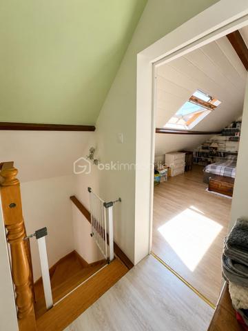 Cette maison mitoyenne d'un côté, située aux Andelys offre un cadre de vie paisible tout en restant proche des commodités du quotidien. L'emplacement permet de profiter du calme résidentiel sans s'éloigner des commerces et services.

Rez-de-chaussée

L'entrée dessert une cuisine équipée lumineuse, fonctionnelle et agréable pour préparer vos repas. Le grand salon-séjour constitue l'espace de vie principal de la maison et donne directement sur le terrain, créant une continuité intérieure-extérieure appréciable. Une salle d'eau récente avec douche à l'italienne complète ce niveau, offrant confort et modernité. La maison dispose également d'une VMC pour assurer une ventilation optimale de l'ensemble des pièces.

Étage

Un palier dessert deux chambres spacieuses, dont une particulièrement grande pouvant accueillir différents aménagements selon vos besoins. Le palier lui-même offre une surface suffisante pour être transformé en coin bureau, bibliothèque ou espace détente, selon vos envies et votre organisation familiale.

Extérieur

Le terrain de 1 023 m² constitue un véritable atout pour cette propriété. Il permet d'envisager de nombreux projets : potager, aire de jeux, espaces détente ou simplement profiter d'un grand jardin arboré. Une grande dépendance située sur le terrain offre des possibilités de rangement, d'atelier ou de projet d'aménagement complémentaire. Un chalet vient compléter les espaces extérieurs, pouvant servir d'abri de jardin, ou d'espace de loisirs.

Environnement

Les Andelys offrent un cadre de vie agréable avec toutes les commodités nécessaires à proximité. La situation au calme de cette maison permet de profiter d'un environnement résidentiel tout en bénéficiant des commerces, écoles et services accessibles rapidement.

Cette maison s'adresse aux acquéreurs recherchant un bien avec du potentiel extérieur, des espaces généreux et une localisation équilibrée entre tranquillité et praticité. Le terrain spacieux et les dépendances constituent des arguments concrets pour envisager différents modes de vie.

Une maison familiale au calme avec grand terrain et dépendances aux Andelys.

A visiter au plus vite !