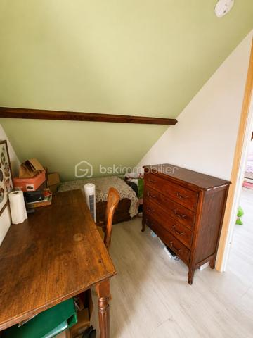 Cette maison mitoyenne d'un côté, située aux Andelys offre un cadre de vie paisible tout en restant proche des commodités du quotidien. L'emplacement permet de profiter du calme résidentiel sans s'éloigner des commerces et services.

Rez-de-chaussée

L'entrée dessert une cuisine équipée lumineuse, fonctionnelle et agréable pour préparer vos repas. Le grand salon-séjour constitue l'espace de vie principal de la maison et donne directement sur le terrain, créant une continuité intérieure-extérieure appréciable. Une salle d'eau récente avec douche à l'italienne complète ce niveau, offrant confort et modernité. La maison dispose également d'une VMC pour assurer une ventilation optimale de l'ensemble des pièces.

Étage

Un palier dessert deux chambres spacieuses, dont une particulièrement grande pouvant accueillir différents aménagements selon vos besoins. Le palier lui-même offre une surface suffisante pour être transformé en coin bureau, bibliothèque ou espace détente, selon vos envies et votre organisation familiale.

Extérieur

Le terrain de 1 023 m² constitue un véritable atout pour cette propriété. Il permet d'envisager de nombreux projets : potager, aire de jeux, espaces détente ou simplement profiter d'un grand jardin arboré. Une grande dépendance située sur le terrain offre des possibilités de rangement, d'atelier ou de projet d'aménagement complémentaire. Un chalet vient compléter les espaces extérieurs, pouvant servir d'abri de jardin, ou d'espace de loisirs.

Environnement

Les Andelys offrent un cadre de vie agréable avec toutes les commodités nécessaires à proximité. La situation au calme de cette maison permet de profiter d'un environnement résidentiel tout en bénéficiant des commerces, écoles et services accessibles rapidement.

Cette maison s'adresse aux acquéreurs recherchant un bien avec du potentiel extérieur, des espaces généreux et une localisation équilibrée entre tranquillité et praticité. Le terrain spacieux et les dépendances constituent des arguments concrets pour envisager différents modes de vie.

Une maison familiale au calme avec grand terrain et dépendances aux Andelys.

A visiter au plus vite !