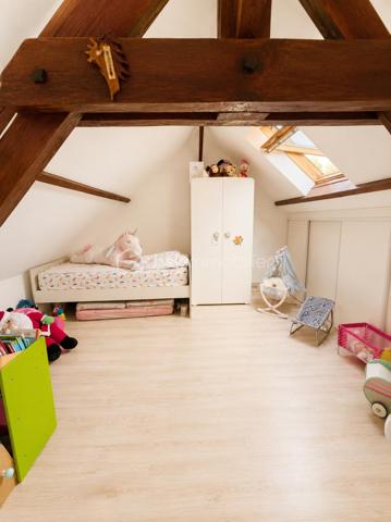 Cette maison mitoyenne d'un côté, située aux Andelys offre un cadre de vie paisible tout en restant proche des commodités du quotidien. L'emplacement permet de profiter du calme résidentiel sans s'éloigner des commerces et services.

Rez-de-chaussée

L'entrée dessert une cuisine équipée lumineuse, fonctionnelle et agréable pour préparer vos repas. Le grand salon-séjour constitue l'espace de vie principal de la maison et donne directement sur le terrain, créant une continuité intérieure-extérieure appréciable. Une salle d'eau récente avec douche à l'italienne complète ce niveau, offrant confort et modernité. La maison dispose également d'une VMC pour assurer une ventilation optimale de l'ensemble des pièces.

Étage

Un palier dessert deux chambres spacieuses, dont une particulièrement grande pouvant accueillir différents aménagements selon vos besoins. Le palier lui-même offre une surface suffisante pour être transformé en coin bureau, bibliothèque ou espace détente, selon vos envies et votre organisation familiale.

Extérieur

Le terrain de 1 023 m² constitue un véritable atout pour cette propriété. Il permet d'envisager de nombreux projets : potager, aire de jeux, espaces détente ou simplement profiter d'un grand jardin arboré. Une grande dépendance située sur le terrain offre des possibilités de rangement, d'atelier ou de projet d'aménagement complémentaire. Un chalet vient compléter les espaces extérieurs, pouvant servir d'abri de jardin, ou d'espace de loisirs.

Environnement

Les Andelys offrent un cadre de vie agréable avec toutes les commodités nécessaires à proximité. La situation au calme de cette maison permet de profiter d'un environnement résidentiel tout en bénéficiant des commerces, écoles et services accessibles rapidement.

Cette maison s'adresse aux acquéreurs recherchant un bien avec du potentiel extérieur, des espaces généreux et une localisation équilibrée entre tranquillité et praticité. Le terrain spacieux et les dépendances constituent des arguments concrets pour envisager différents modes de vie.

Une maison familiale au calme avec grand terrain et dépendances aux Andelys.

A visiter au plus vite !