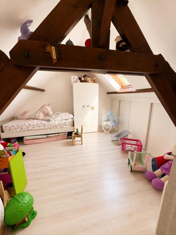 Cette maison mitoyenne d'un côté, située aux Andelys offre un cadre de vie paisible tout en restant proche des commodités du quotidien. L'emplacement permet de profiter du calme résidentiel sans s'éloigner des commerces et services.

Rez-de-chaussée

L'entrée dessert une cuisine équipée lumineuse, fonctionnelle et agréable pour préparer vos repas. Le grand salon-séjour constitue l'espace de vie principal de la maison et donne directement sur le terrain, créant une continuité intérieure-extérieure appréciable. Une salle d'eau récente avec douche à l'italienne complète ce niveau, offrant confort et modernité. La maison dispose également d'une VMC pour assurer une ventilation optimale de l'ensemble des pièces.

Étage

Un palier dessert deux chambres spacieuses, dont une particulièrement grande pouvant accueillir différents aménagements selon vos besoins. Le palier lui-même offre une surface suffisante pour être transformé en coin bureau, bibliothèque ou espace détente, selon vos envies et votre organisation familiale.

Extérieur

Le terrain de 1 023 m² constitue un véritable atout pour cette propriété. Il permet d'envisager de nombreux projets : potager, aire de jeux, espaces détente ou simplement profiter d'un grand jardin arboré. Une grande dépendance située sur le terrain offre des possibilités de rangement, d'atelier ou de projet d'aménagement complémentaire. Un chalet vient compléter les espaces extérieurs, pouvant servir d'abri de jardin, ou d'espace de loisirs.

Environnement

Les Andelys offrent un cadre de vie agréable avec toutes les commodités nécessaires à proximité. La situation au calme de cette maison permet de profiter d'un environnement résidentiel tout en bénéficiant des commerces, écoles et services accessibles rapidement.

Cette maison s'adresse aux acquéreurs recherchant un bien avec du potentiel extérieur, des espaces généreux et une localisation équilibrée entre tranquillité et praticité. Le terrain spacieux et les dépendances constituent des arguments concrets pour envisager différents modes de vie.

Une maison familiale au calme avec grand terrain et dépendances aux Andelys.

A visiter au plus vite !