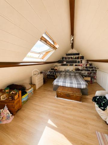 Cette maison mitoyenne d'un côté, située aux Andelys offre un cadre de vie paisible tout en restant proche des commodités du quotidien. L'emplacement permet de profiter du calme résidentiel sans s'éloigner des commerces et services.

Rez-de-chaussée

L'entrée dessert une cuisine équipée lumineuse, fonctionnelle et agréable pour préparer vos repas. Le grand salon-séjour constitue l'espace de vie principal de la maison et donne directement sur le terrain, créant une continuité intérieure-extérieure appréciable. Une salle d'eau récente avec douche à l'italienne complète ce niveau, offrant confort et modernité. La maison dispose également d'une VMC pour assurer une ventilation optimale de l'ensemble des pièces.

Étage

Un palier dessert deux chambres spacieuses, dont une particulièrement grande pouvant accueillir différents aménagements selon vos besoins. Le palier lui-même offre une surface suffisante pour être transformé en coin bureau, bibliothèque ou espace détente, selon vos envies et votre organisation familiale.

Extérieur

Le terrain de 1 023 m² constitue un véritable atout pour cette propriété. Il permet d'envisager de nombreux projets : potager, aire de jeux, espaces détente ou simplement profiter d'un grand jardin arboré. Une grande dépendance située sur le terrain offre des possibilités de rangement, d'atelier ou de projet d'aménagement complémentaire. Un chalet vient compléter les espaces extérieurs, pouvant servir d'abri de jardin, ou d'espace de loisirs.

Environnement

Les Andelys offrent un cadre de vie agréable avec toutes les commodités nécessaires à proximité. La situation au calme de cette maison permet de profiter d'un environnement résidentiel tout en bénéficiant des commerces, écoles et services accessibles rapidement.

Cette maison s'adresse aux acquéreurs recherchant un bien avec du potentiel extérieur, des espaces généreux et une localisation équilibrée entre tranquillité et praticité. Le terrain spacieux et les dépendances constituent des arguments concrets pour envisager différents modes de vie.

Une maison familiale au calme avec grand terrain et dépendances aux Andelys.

A visiter au plus vite !
