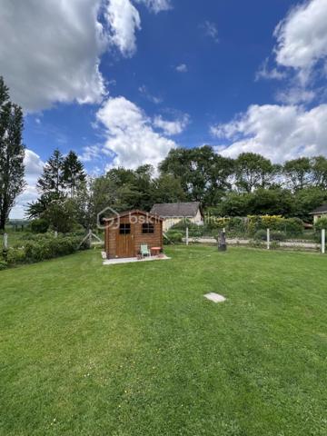 Cette maison mitoyenne d'un côté, située aux Andelys offre un cadre de vie paisible tout en restant proche des commodités du quotidien. L'emplacement permet de profiter du calme résidentiel sans s'éloigner des commerces et services.

Rez-de-chaussée

L'entrée dessert une cuisine équipée lumineuse, fonctionnelle et agréable pour préparer vos repas. Le grand salon-séjour constitue l'espace de vie principal de la maison et donne directement sur le terrain, créant une continuité intérieure-extérieure appréciable. Une salle d'eau récente avec douche à l'italienne complète ce niveau, offrant confort et modernité. La maison dispose également d'une VMC pour assurer une ventilation optimale de l'ensemble des pièces.

Étage

Un palier dessert deux chambres spacieuses, dont une particulièrement grande pouvant accueillir différents aménagements selon vos besoins. Le palier lui-même offre une surface suffisante pour être transformé en coin bureau, bibliothèque ou espace détente, selon vos envies et votre organisation familiale.

Extérieur

Le terrain de 1 023 m² constitue un véritable atout pour cette propriété. Il permet d'envisager de nombreux projets : potager, aire de jeux, espaces détente ou simplement profiter d'un grand jardin arboré. Une grande dépendance située sur le terrain offre des possibilités de rangement, d'atelier ou de projet d'aménagement complémentaire. Un chalet vient compléter les espaces extérieurs, pouvant servir d'abri de jardin, ou d'espace de loisirs.

Environnement

Les Andelys offrent un cadre de vie agréable avec toutes les commodités nécessaires à proximité. La situation au calme de cette maison permet de profiter d'un environnement résidentiel tout en bénéficiant des commerces, écoles et services accessibles rapidement.

Cette maison s'adresse aux acquéreurs recherchant un bien avec du potentiel extérieur, des espaces généreux et une localisation équilibrée entre tranquillité et praticité. Le terrain spacieux et les dépendances constituent des arguments concrets pour envisager différents modes de vie.

Une maison familiale au calme avec grand terrain et dépendances aux Andelys.

A visiter au plus vite !