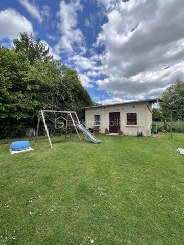 Cette maison mitoyenne d'un côté, située aux Andelys offre un cadre de vie paisible tout en restant proche des commodités du quotidien. L'emplacement permet de profiter du calme résidentiel sans s'éloigner des commerces et services.

Rez-de-chaussée

L'entrée dessert une cuisine équipée lumineuse, fonctionnelle et agréable pour préparer vos repas. Le grand salon-séjour constitue l'espace de vie principal de la maison et donne directement sur le terrain, créant une continuité intérieure-extérieure appréciable. Une salle d'eau récente avec douche à l'italienne complète ce niveau, offrant confort et modernité. La maison dispose également d'une VMC pour assurer une ventilation optimale de l'ensemble des pièces.

Étage

Un palier dessert deux chambres spacieuses, dont une particulièrement grande pouvant accueillir différents aménagements selon vos besoins. Le palier lui-même offre une surface suffisante pour être transformé en coin bureau, bibliothèque ou espace détente, selon vos envies et votre organisation familiale.

Extérieur

Le terrain de 1 023 m² constitue un véritable atout pour cette propriété. Il permet d'envisager de nombreux projets : potager, aire de jeux, espaces détente ou simplement profiter d'un grand jardin arboré. Une grande dépendance située sur le terrain offre des possibilités de rangement, d'atelier ou de projet d'aménagement complémentaire. Un chalet vient compléter les espaces extérieurs, pouvant servir d'abri de jardin, ou d'espace de loisirs.

Environnement

Les Andelys offrent un cadre de vie agréable avec toutes les commodités nécessaires à proximité. La situation au calme de cette maison permet de profiter d'un environnement résidentiel tout en bénéficiant des commerces, écoles et services accessibles rapidement.

Cette maison s'adresse aux acquéreurs recherchant un bien avec du potentiel extérieur, des espaces généreux et une localisation équilibrée entre tranquillité et praticité. Le terrain spacieux et les dépendances constituent des arguments concrets pour envisager différents modes de vie.

Une maison familiale au calme avec grand terrain et dépendances aux Andelys.

A visiter au plus vite !