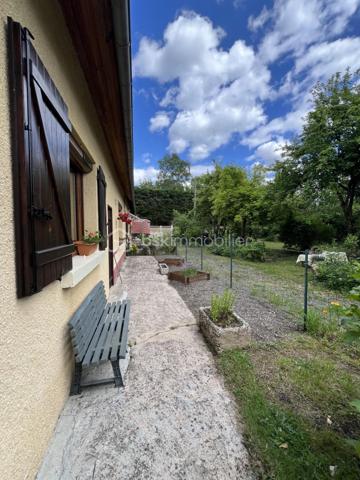 Cette maison mitoyenne d'un côté, située aux Andelys offre un cadre de vie paisible tout en restant proche des commodités du quotidien. L'emplacement permet de profiter du calme résidentiel sans s'éloigner des commerces et services.

Rez-de-chaussée

L'entrée dessert une cuisine équipée lumineuse, fonctionnelle et agréable pour préparer vos repas. Le grand salon-séjour constitue l'espace de vie principal de la maison et donne directement sur le terrain, créant une continuité intérieure-extérieure appréciable. Une salle d'eau récente avec douche à l'italienne complète ce niveau, offrant confort et modernité. La maison dispose également d'une VMC pour assurer une ventilation optimale de l'ensemble des pièces.

Étage

Un palier dessert deux chambres spacieuses, dont une particulièrement grande pouvant accueillir différents aménagements selon vos besoins. Le palier lui-même offre une surface suffisante pour être transformé en coin bureau, bibliothèque ou espace détente, selon vos envies et votre organisation familiale.

Extérieur

Le terrain de 1 023 m² constitue un véritable atout pour cette propriété. Il permet d'envisager de nombreux projets : potager, aire de jeux, espaces détente ou simplement profiter d'un grand jardin arboré. Une grande dépendance située sur le terrain offre des possibilités de rangement, d'atelier ou de projet d'aménagement complémentaire. Un chalet vient compléter les espaces extérieurs, pouvant servir d'abri de jardin, ou d'espace de loisirs.

Environnement

Les Andelys offrent un cadre de vie agréable avec toutes les commodités nécessaires à proximité. La situation au calme de cette maison permet de profiter d'un environnement résidentiel tout en bénéficiant des commerces, écoles et services accessibles rapidement.

Cette maison s'adresse aux acquéreurs recherchant un bien avec du potentiel extérieur, des espaces généreux et une localisation équilibrée entre tranquillité et praticité. Le terrain spacieux et les dépendances constituent des arguments concrets pour envisager différents modes de vie.

Une maison familiale au calme avec grand terrain et dépendances aux Andelys.

A visiter au plus vite !