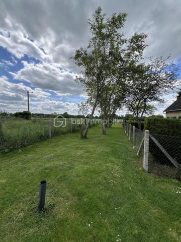 Cette maison mitoyenne d'un côté, située aux Andelys offre un cadre de vie paisible tout en restant proche des commodités du quotidien. L'emplacement permet de profiter du calme résidentiel sans s'éloigner des commerces et services.

Rez-de-chaussée

L'entrée dessert une cuisine équipée lumineuse, fonctionnelle et agréable pour préparer vos repas. Le grand salon-séjour constitue l'espace de vie principal de la maison et donne directement sur le terrain, créant une continuité intérieure-extérieure appréciable. Une salle d'eau récente avec douche à l'italienne complète ce niveau, offrant confort et modernité. La maison dispose également d'une VMC pour assurer une ventilation optimale de l'ensemble des pièces.

Étage

Un palier dessert deux chambres spacieuses, dont une particulièrement grande pouvant accueillir différents aménagements selon vos besoins. Le palier lui-même offre une surface suffisante pour être transformé en coin bureau, bibliothèque ou espace détente, selon vos envies et votre organisation familiale.

Extérieur

Le terrain de 1 023 m² constitue un véritable atout pour cette propriété. Il permet d'envisager de nombreux projets : potager, aire de jeux, espaces détente ou simplement profiter d'un grand jardin arboré. Une grande dépendance située sur le terrain offre des possibilités de rangement, d'atelier ou de projet d'aménagement complémentaire. Un chalet vient compléter les espaces extérieurs, pouvant servir d'abri de jardin, ou d'espace de loisirs.

Environnement

Les Andelys offrent un cadre de vie agréable avec toutes les commodités nécessaires à proximité. La situation au calme de cette maison permet de profiter d'un environnement résidentiel tout en bénéficiant des commerces, écoles et services accessibles rapidement.

Cette maison s'adresse aux acquéreurs recherchant un bien avec du potentiel extérieur, des espaces généreux et une localisation équilibrée entre tranquillité et praticité. Le terrain spacieux et les dépendances constituent des arguments concrets pour envisager différents modes de vie.

Une maison familiale au calme avec grand terrain et dépendances aux Andelys.

A visiter au plus vite !