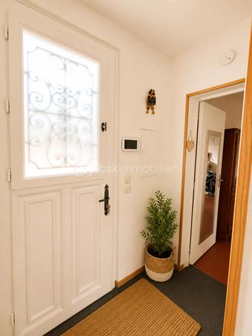 Cette maison mitoyenne d'un côté, située aux Andelys offre un cadre de vie paisible tout en restant proche des commodités du quotidien. L'emplacement permet de profiter du calme résidentiel sans s'éloigner des commerces et services.

Rez-de-chaussée

L'entrée dessert une cuisine équipée lumineuse, fonctionnelle et agréable pour préparer vos repas. Le grand salon-séjour constitue l'espace de vie principal de la maison et donne directement sur le terrain, créant une continuité intérieure-extérieure appréciable. Une salle d'eau récente avec douche à l'italienne complète ce niveau, offrant confort et modernité. La maison dispose également d'une VMC pour assurer une ventilation optimale de l'ensemble des pièces.

Étage

Un palier dessert deux chambres spacieuses, dont une particulièrement grande pouvant accueillir différents aménagements selon vos besoins. Le palier lui-même offre une surface suffisante pour être transformé en coin bureau, bibliothèque ou espace détente, selon vos envies et votre organisation familiale.

Extérieur

Le terrain de 1 023 m² constitue un véritable atout pour cette propriété. Il permet d'envisager de nombreux projets : potager, aire de jeux, espaces détente ou simplement profiter d'un grand jardin arboré. Une grande dépendance située sur le terrain offre des possibilités de rangement, d'atelier ou de projet d'aménagement complémentaire. Un chalet vient compléter les espaces extérieurs, pouvant servir d'abri de jardin, ou d'espace de loisirs.

Environnement

Les Andelys offrent un cadre de vie agréable avec toutes les commodités nécessaires à proximité. La situation au calme de cette maison permet de profiter d'un environnement résidentiel tout en bénéficiant des commerces, écoles et services accessibles rapidement.

Cette maison s'adresse aux acquéreurs recherchant un bien avec du potentiel extérieur, des espaces généreux et une localisation équilibrée entre tranquillité et praticité. Le terrain spacieux et les dépendances constituent des arguments concrets pour envisager différents modes de vie.

Une maison familiale au calme avec grand terrain et dépendances aux Andelys.

A visiter au plus vite !