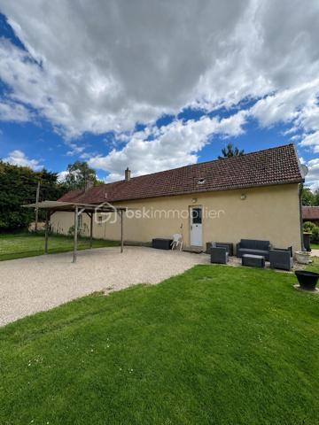 Cette maison mitoyenne d'un côté, située aux Andelys offre un cadre de vie paisible tout en restant proche des commodités du quotidien. L'emplacement permet de profiter du calme résidentiel sans s'éloigner des commerces et services.

Rez-de-chaussée

L'entrée dessert une cuisine équipée lumineuse, fonctionnelle et agréable pour préparer vos repas. Le grand salon-séjour constitue l'espace de vie principal de la maison et donne directement sur le terrain, créant une continuité intérieure-extérieure appréciable. Une salle d'eau récente avec douche à l'italienne complète ce niveau, offrant confort et modernité. La maison dispose également d'une VMC pour assurer une ventilation optimale de l'ensemble des pièces.

Étage

Un palier dessert deux chambres spacieuses, dont une particulièrement grande pouvant accueillir différents aménagements selon vos besoins. Le palier lui-même offre une surface suffisante pour être transformé en coin bureau, bibliothèque ou espace détente, selon vos envies et votre organisation familiale.

Extérieur

Le terrain de 1 023 m² constitue un véritable atout pour cette propriété. Il permet d'envisager de nombreux projets : potager, aire de jeux, espaces détente ou simplement profiter d'un grand jardin arboré. Une grande dépendance située sur le terrain offre des possibilités de rangement, d'atelier ou de projet d'aménagement complémentaire. Un chalet vient compléter les espaces extérieurs, pouvant servir d'abri de jardin, ou d'espace de loisirs.

Environnement

Les Andelys offrent un cadre de vie agréable avec toutes les commodités nécessaires à proximité. La situation au calme de cette maison permet de profiter d'un environnement résidentiel tout en bénéficiant des commerces, écoles et services accessibles rapidement.

Cette maison s'adresse aux acquéreurs recherchant un bien avec du potentiel extérieur, des espaces généreux et une localisation équilibrée entre tranquillité et praticité. Le terrain spacieux et les dépendances constituent des arguments concrets pour envisager différents modes de vie.

Une maison familiale au calme avec grand terrain et dépendances aux Andelys.

A visiter au plus vite !