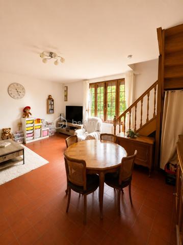 Cette maison mitoyenne d'un côté, située aux Andelys offre un cadre de vie paisible tout en restant proche des commodités du quotidien. L'emplacement permet de profiter du calme résidentiel sans s'éloigner des commerces et services.

Rez-de-chaussée

L'entrée dessert une cuisine équipée lumineuse, fonctionnelle et agréable pour préparer vos repas. Le grand salon-séjour constitue l'espace de vie principal de la maison et donne directement sur le terrain, créant une continuité intérieure-extérieure appréciable. Une salle d'eau récente avec douche à l'italienne complète ce niveau, offrant confort et modernité. La maison dispose également d'une VMC pour assurer une ventilation optimale de l'ensemble des pièces.

Étage

Un palier dessert deux chambres spacieuses, dont une particulièrement grande pouvant accueillir différents aménagements selon vos besoins. Le palier lui-même offre une surface suffisante pour être transformé en coin bureau, bibliothèque ou espace détente, selon vos envies et votre organisation familiale.

Extérieur

Le terrain de 1 023 m² constitue un véritable atout pour cette propriété. Il permet d'envisager de nombreux projets : potager, aire de jeux, espaces détente ou simplement profiter d'un grand jardin arboré. Une grande dépendance située sur le terrain offre des possibilités de rangement, d'atelier ou de projet d'aménagement complémentaire. Un chalet vient compléter les espaces extérieurs, pouvant servir d'abri de jardin, ou d'espace de loisirs.

Environnement

Les Andelys offrent un cadre de vie agréable avec toutes les commodités nécessaires à proximité. La situation au calme de cette maison permet de profiter d'un environnement résidentiel tout en bénéficiant des commerces, écoles et services accessibles rapidement.

Cette maison s'adresse aux acquéreurs recherchant un bien avec du potentiel extérieur, des espaces généreux et une localisation équilibrée entre tranquillité et praticité. Le terrain spacieux et les dépendances constituent des arguments concrets pour envisager différents modes de vie.

Une maison familiale au calme avec grand terrain et dépendances aux Andelys.

A visiter au plus vite !