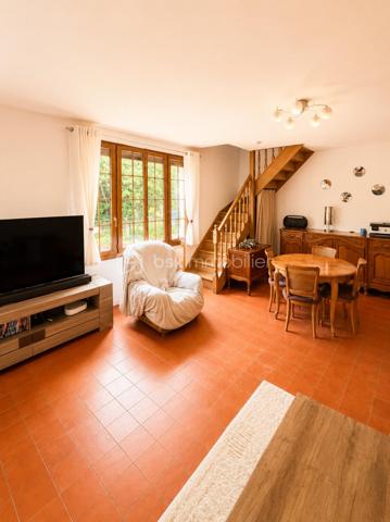 Cette maison mitoyenne d'un côté, située aux Andelys offre un cadre de vie paisible tout en restant proche des commodités du quotidien. L'emplacement permet de profiter du calme résidentiel sans s'éloigner des commerces et services.

Rez-de-chaussée

L'entrée dessert une cuisine équipée lumineuse, fonctionnelle et agréable pour préparer vos repas. Le grand salon-séjour constitue l'espace de vie principal de la maison et donne directement sur le terrain, créant une continuité intérieure-extérieure appréciable. Une salle d'eau récente avec douche à l'italienne complète ce niveau, offrant confort et modernité. La maison dispose également d'une VMC pour assurer une ventilation optimale de l'ensemble des pièces.

Étage

Un palier dessert deux chambres spacieuses, dont une particulièrement grande pouvant accueillir différents aménagements selon vos besoins. Le palier lui-même offre une surface suffisante pour être transformé en coin bureau, bibliothèque ou espace détente, selon vos envies et votre organisation familiale.

Extérieur

Le terrain de 1 023 m² constitue un véritable atout pour cette propriété. Il permet d'envisager de nombreux projets : potager, aire de jeux, espaces détente ou simplement profiter d'un grand jardin arboré. Une grande dépendance située sur le terrain offre des possibilités de rangement, d'atelier ou de projet d'aménagement complémentaire. Un chalet vient compléter les espaces extérieurs, pouvant servir d'abri de jardin, ou d'espace de loisirs.

Environnement

Les Andelys offrent un cadre de vie agréable avec toutes les commodités nécessaires à proximité. La situation au calme de cette maison permet de profiter d'un environnement résidentiel tout en bénéficiant des commerces, écoles et services accessibles rapidement.

Cette maison s'adresse aux acquéreurs recherchant un bien avec du potentiel extérieur, des espaces généreux et une localisation équilibrée entre tranquillité et praticité. Le terrain spacieux et les dépendances constituent des arguments concrets pour envisager différents modes de vie.

Une maison familiale au calme avec grand terrain et dépendances aux Andelys.

A visiter au plus vite !