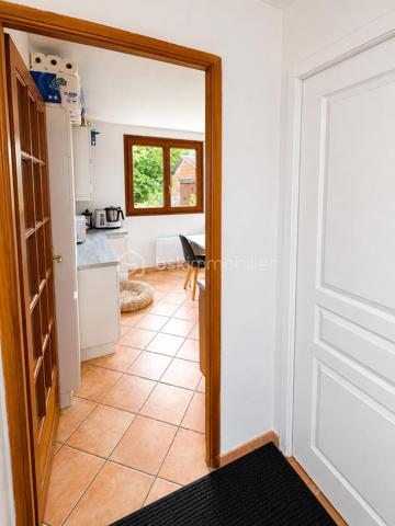 Cette maison mitoyenne d'un côté, située aux Andelys offre un cadre de vie paisible tout en restant proche des commodités du quotidien. L'emplacement permet de profiter du calme résidentiel sans s'éloigner des commerces et services.

Rez-de-chaussée

L'entrée dessert une cuisine équipée lumineuse, fonctionnelle et agréable pour préparer vos repas. Le grand salon-séjour constitue l'espace de vie principal de la maison et donne directement sur le terrain, créant une continuité intérieure-extérieure appréciable. Une salle d'eau récente avec douche à l'italienne complète ce niveau, offrant confort et modernité. La maison dispose également d'une VMC pour assurer une ventilation optimale de l'ensemble des pièces.

Étage

Un palier dessert deux chambres spacieuses, dont une particulièrement grande pouvant accueillir différents aménagements selon vos besoins. Le palier lui-même offre une surface suffisante pour être transformé en coin bureau, bibliothèque ou espace détente, selon vos envies et votre organisation familiale.

Extérieur

Le terrain de 1 023 m² constitue un véritable atout pour cette propriété. Il permet d'envisager de nombreux projets : potager, aire de jeux, espaces détente ou simplement profiter d'un grand jardin arboré. Une grande dépendance située sur le terrain offre des possibilités de rangement, d'atelier ou de projet d'aménagement complémentaire. Un chalet vient compléter les espaces extérieurs, pouvant servir d'abri de jardin, ou d'espace de loisirs.

Environnement

Les Andelys offrent un cadre de vie agréable avec toutes les commodités nécessaires à proximité. La situation au calme de cette maison permet de profiter d'un environnement résidentiel tout en bénéficiant des commerces, écoles et services accessibles rapidement.

Cette maison s'adresse aux acquéreurs recherchant un bien avec du potentiel extérieur, des espaces généreux et une localisation équilibrée entre tranquillité et praticité. Le terrain spacieux et les dépendances constituent des arguments concrets pour envisager différents modes de vie.

Une maison familiale au calme avec grand terrain et dépendances aux Andelys.

A visiter au plus vite !