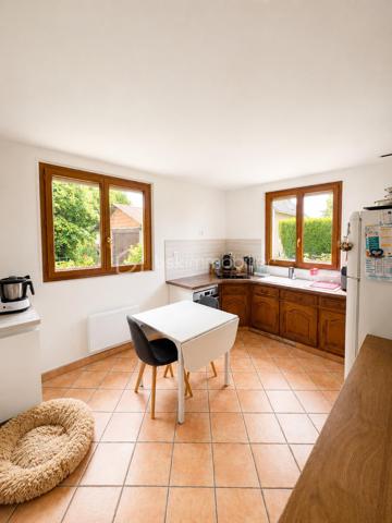 Cette maison mitoyenne d'un côté, située aux Andelys offre un cadre de vie paisible tout en restant proche des commodités du quotidien. L'emplacement permet de profiter du calme résidentiel sans s'éloigner des commerces et services.

Rez-de-chaussée

L'entrée dessert une cuisine équipée lumineuse, fonctionnelle et agréable pour préparer vos repas. Le grand salon-séjour constitue l'espace de vie principal de la maison et donne directement sur le terrain, créant une continuité intérieure-extérieure appréciable. Une salle d'eau récente avec douche à l'italienne complète ce niveau, offrant confort et modernité. La maison dispose également d'une VMC pour assurer une ventilation optimale de l'ensemble des pièces.

Étage

Un palier dessert deux chambres spacieuses, dont une particulièrement grande pouvant accueillir différents aménagements selon vos besoins. Le palier lui-même offre une surface suffisante pour être transformé en coin bureau, bibliothèque ou espace détente, selon vos envies et votre organisation familiale.

Extérieur

Le terrain de 1 023 m² constitue un véritable atout pour cette propriété. Il permet d'envisager de nombreux projets : potager, aire de jeux, espaces détente ou simplement profiter d'un grand jardin arboré. Une grande dépendance située sur le terrain offre des possibilités de rangement, d'atelier ou de projet d'aménagement complémentaire. Un chalet vient compléter les espaces extérieurs, pouvant servir d'abri de jardin, ou d'espace de loisirs.

Environnement

Les Andelys offrent un cadre de vie agréable avec toutes les commodités nécessaires à proximité. La situation au calme de cette maison permet de profiter d'un environnement résidentiel tout en bénéficiant des commerces, écoles et services accessibles rapidement.

Cette maison s'adresse aux acquéreurs recherchant un bien avec du potentiel extérieur, des espaces généreux et une localisation équilibrée entre tranquillité et praticité. Le terrain spacieux et les dépendances constituent des arguments concrets pour envisager différents modes de vie.

Une maison familiale au calme avec grand terrain et dépendances aux Andelys.

A visiter au plus vite !