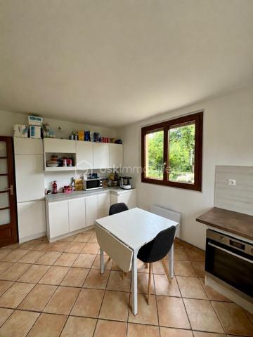 Cette maison mitoyenne d'un côté, située aux Andelys offre un cadre de vie paisible tout en restant proche des commodités du quotidien. L'emplacement permet de profiter du calme résidentiel sans s'éloigner des commerces et services.

Rez-de-chaussée

L'entrée dessert une cuisine équipée lumineuse, fonctionnelle et agréable pour préparer vos repas. Le grand salon-séjour constitue l'espace de vie principal de la maison et donne directement sur le terrain, créant une continuité intérieure-extérieure appréciable. Une salle d'eau récente avec douche à l'italienne complète ce niveau, offrant confort et modernité. La maison dispose également d'une VMC pour assurer une ventilation optimale de l'ensemble des pièces.

Étage

Un palier dessert deux chambres spacieuses, dont une particulièrement grande pouvant accueillir différents aménagements selon vos besoins. Le palier lui-même offre une surface suffisante pour être transformé en coin bureau, bibliothèque ou espace détente, selon vos envies et votre organisation familiale.

Extérieur

Le terrain de 1 023 m² constitue un véritable atout pour cette propriété. Il permet d'envisager de nombreux projets : potager, aire de jeux, espaces détente ou simplement profiter d'un grand jardin arboré. Une grande dépendance située sur le terrain offre des possibilités de rangement, d'atelier ou de projet d'aménagement complémentaire. Un chalet vient compléter les espaces extérieurs, pouvant servir d'abri de jardin, ou d'espace de loisirs.

Environnement

Les Andelys offrent un cadre de vie agréable avec toutes les commodités nécessaires à proximité. La situation au calme de cette maison permet de profiter d'un environnement résidentiel tout en bénéficiant des commerces, écoles et services accessibles rapidement.

Cette maison s'adresse aux acquéreurs recherchant un bien avec du potentiel extérieur, des espaces généreux et une localisation équilibrée entre tranquillité et praticité. Le terrain spacieux et les dépendances constituent des arguments concrets pour envisager différents modes de vie.

Une maison familiale au calme avec grand terrain et dépendances aux Andelys.

A visiter au plus vite !