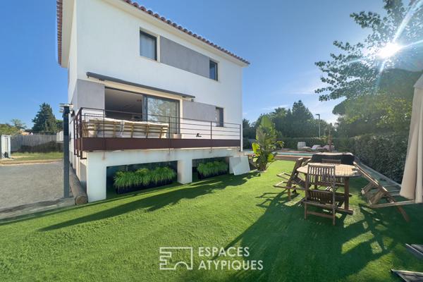 Maison contemporaine avec piscine et jardin paysager