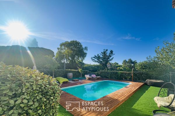 Maison contemporaine avec piscine et jardin paysager