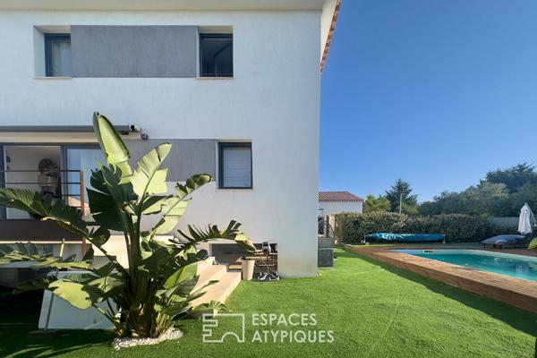 Maison contemporaine avec piscine et jardin paysager