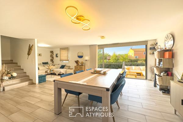Maison contemporaine avec piscine et jardin paysager