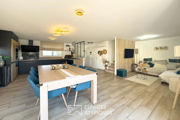 Maison contemporaine avec piscine et jardin paysager