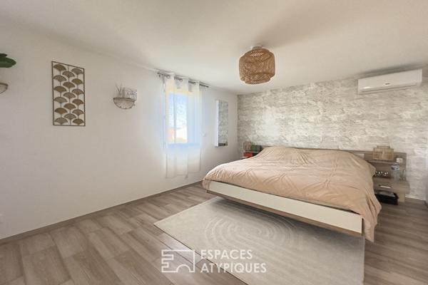 Maison contemporaine avec piscine et jardin paysager