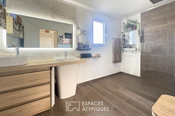 Maison contemporaine avec piscine et jardin paysager