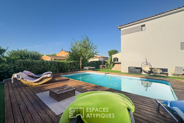 Maison contemporaine avec piscine et jardin paysager