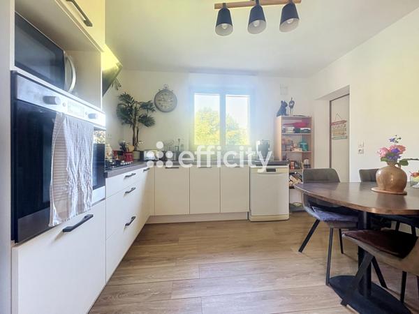 Maison
         5 pièces
        - 90 m² Exclusivité 249 700 € *