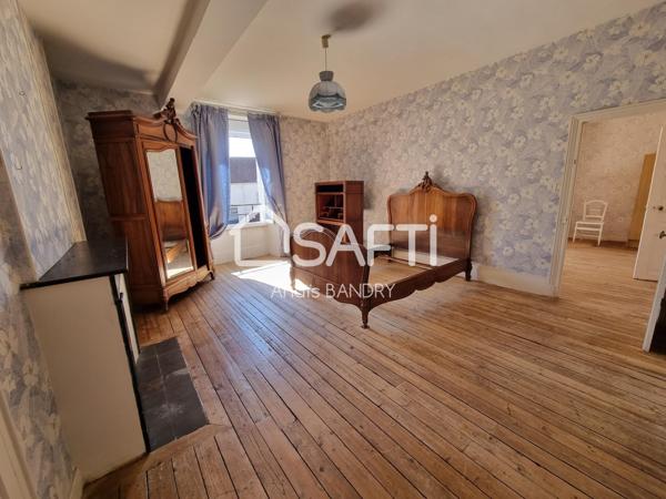 Maison dans un village avec commerces