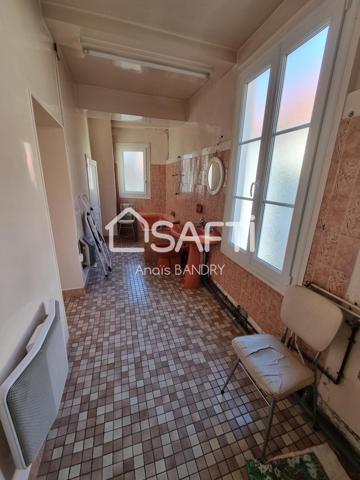 Maison dans un village avec commerces