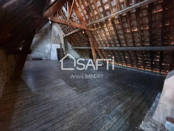 Maison dans un village avec commerces