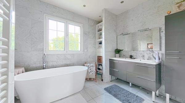 Maison
         8 pièces
        - 189 m² Bien prestige