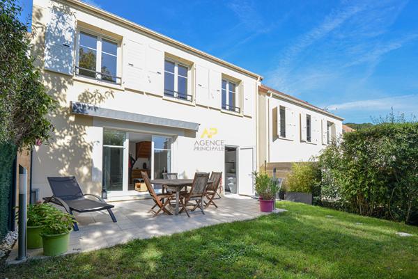 Maison 5 chambres €449 000 ** - Référence 1949