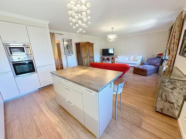 Bel appartement T2 (vendu meublé) dans une résidence calme avec ascenseur.