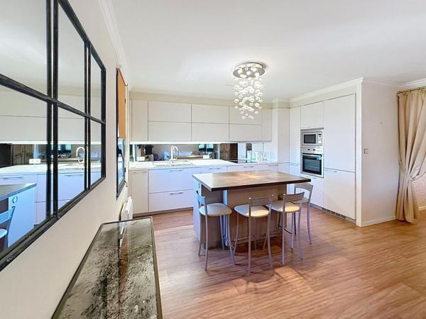 Bel appartement T2 (vendu meublé) dans une résidence calme avec ascenseur.